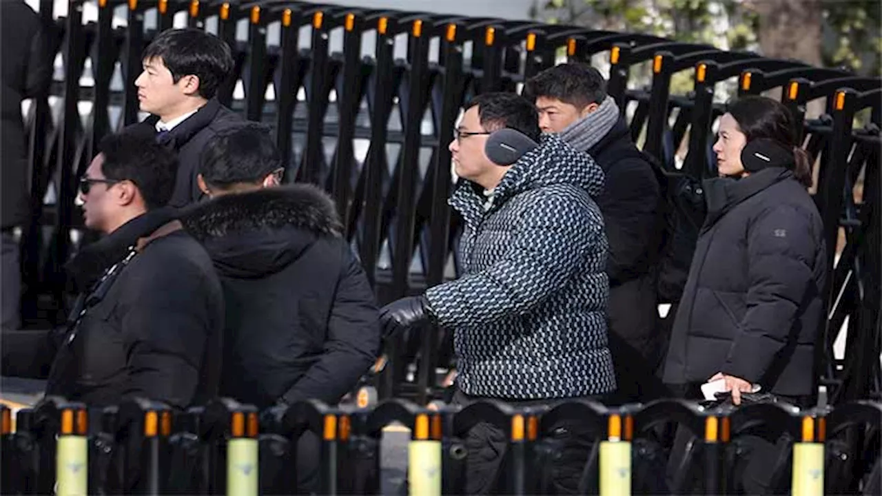 S. Korean presidential guards prevent arrest of impeached Yoon after tense stand-off