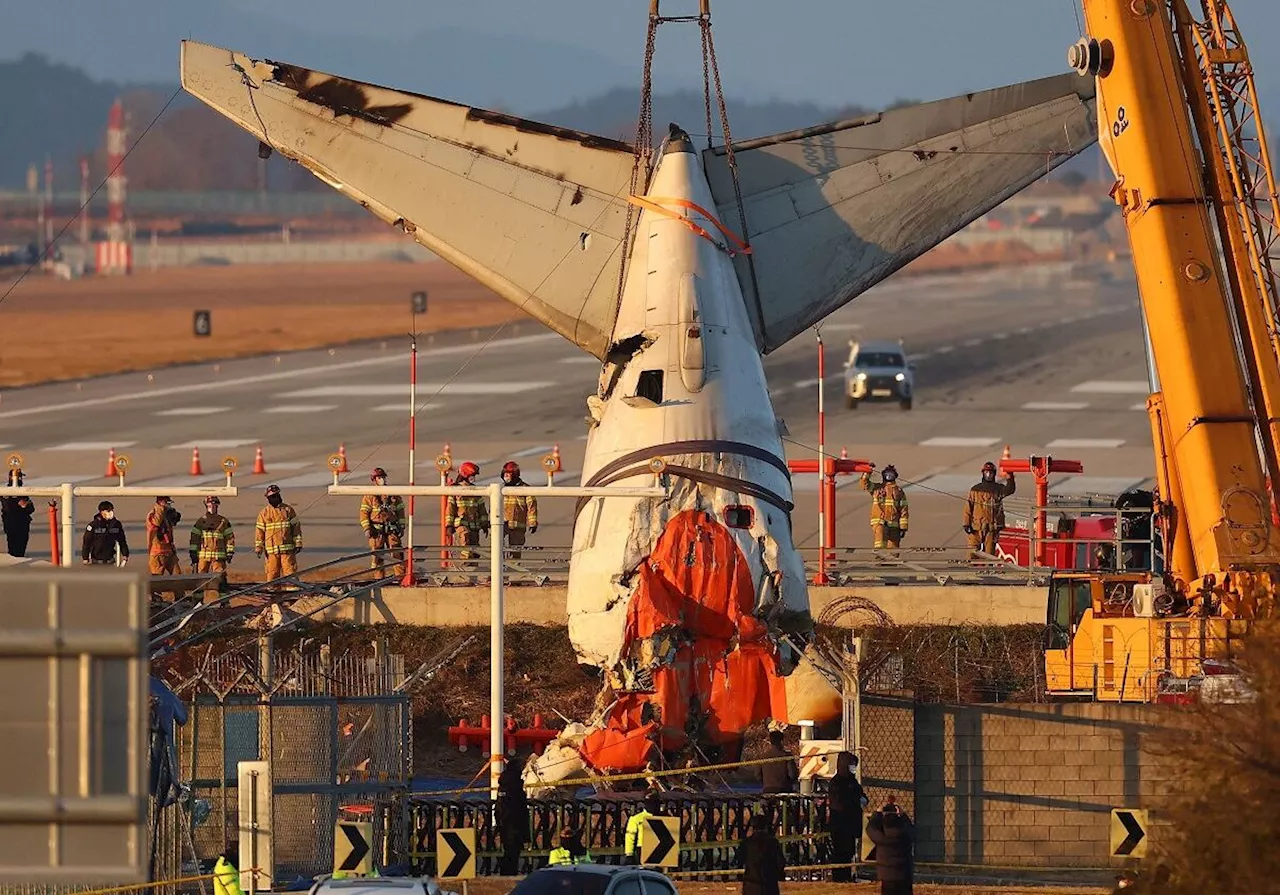 Autoridades empiezan a retirar restos del avión accidentado de Jeju Air; determinar las causas podría tomar hasta 3 años