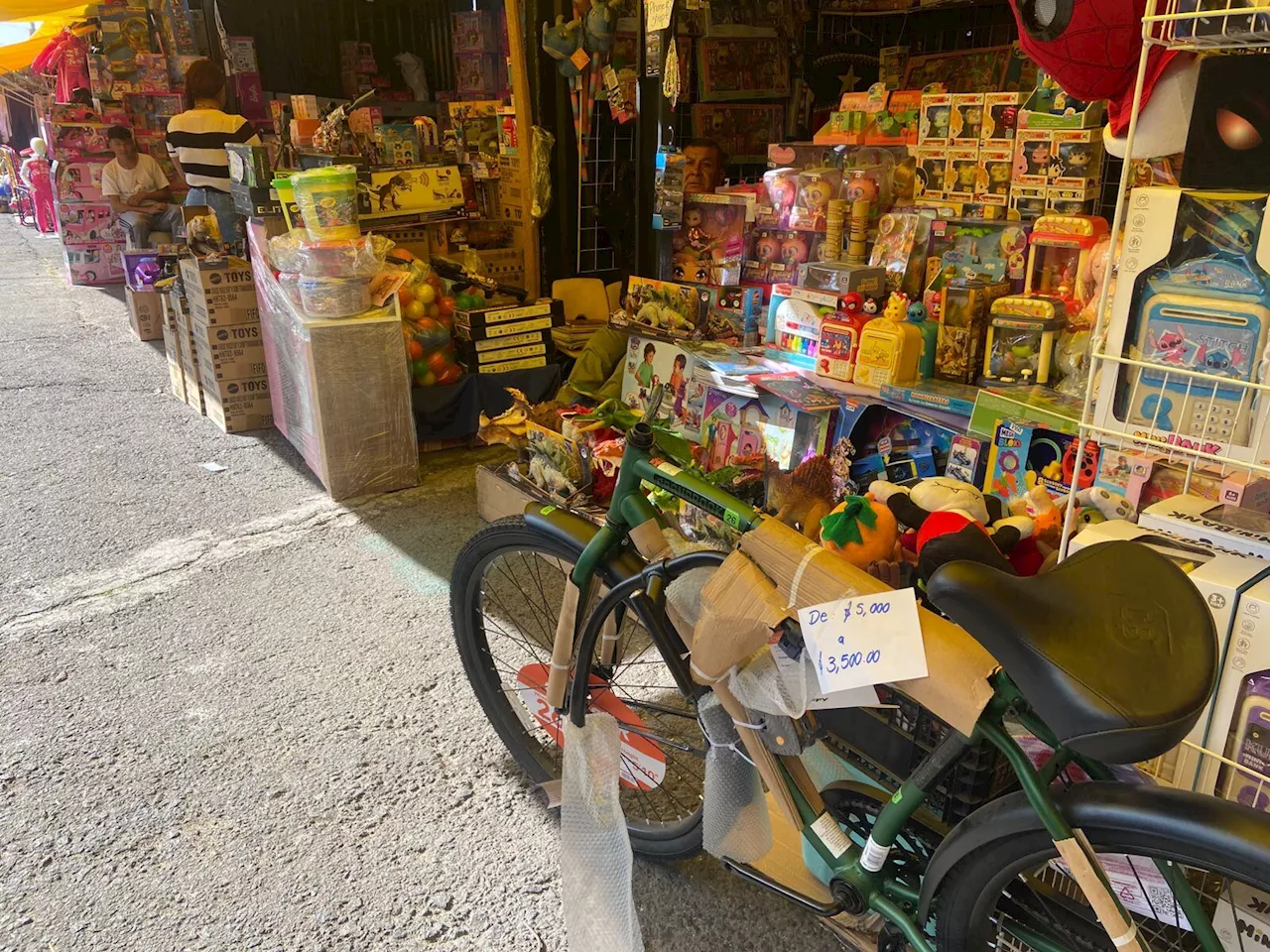 Ayudantes de Reyes Magos acuden a Feria del Juguete en alcaldía Iztacalco; dinosaurios con luces y muñecas Shadow, lo más vendido