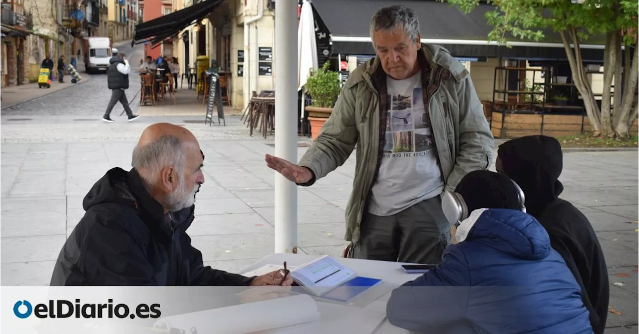 Red de Acogida de Irún da apoyo a migrantes en la plaza del Ayuntamiento