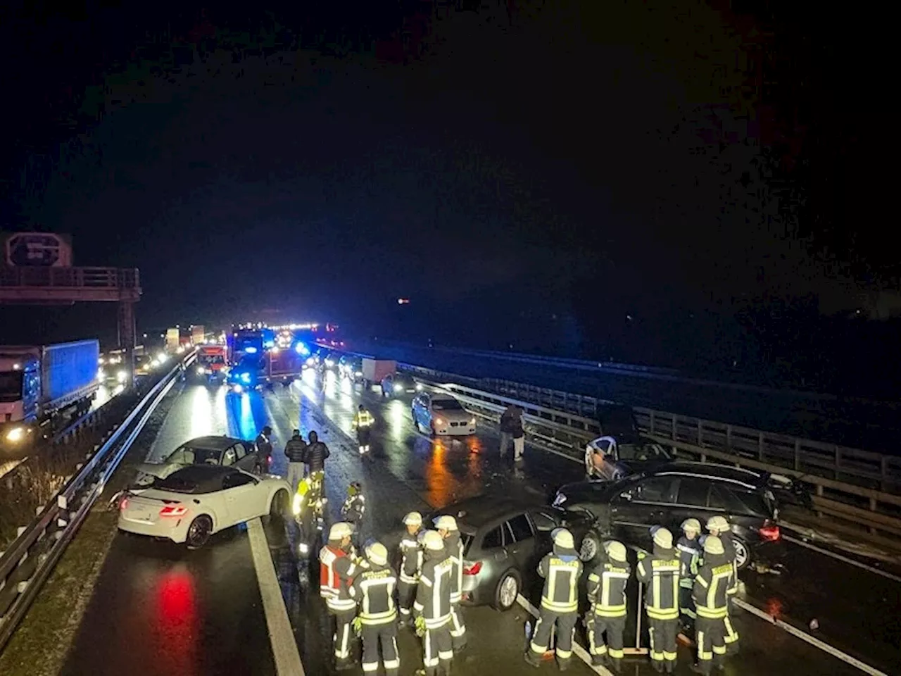 Schwerer Unfall auf der A4 bei Kerpen: Vier Verletzte und Sperrung der Autobahn