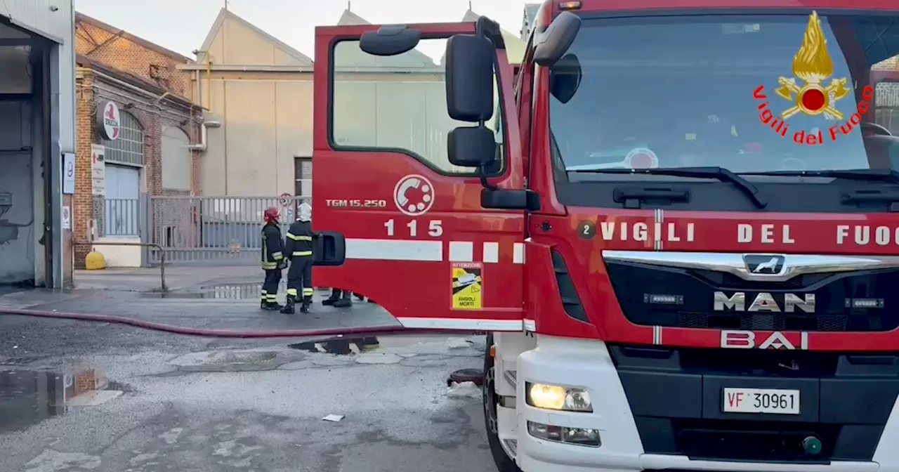 Incendio a Capannone Vicino al Centro Commerciale