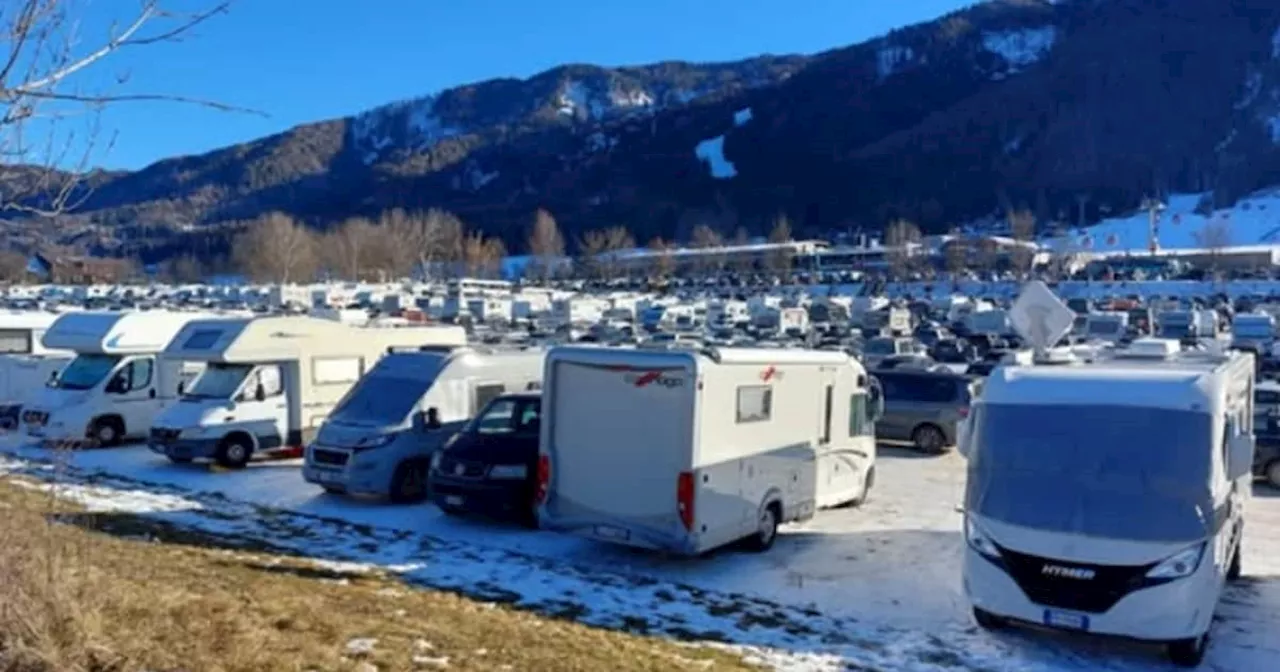 Camper blockieren Parkplatz an Kronplatz-Talstation