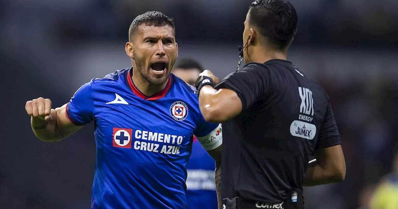 Juan Escobar reportó con Cruz Azul y quiere quedarse, pero su futuro es incierto (VIDEO)