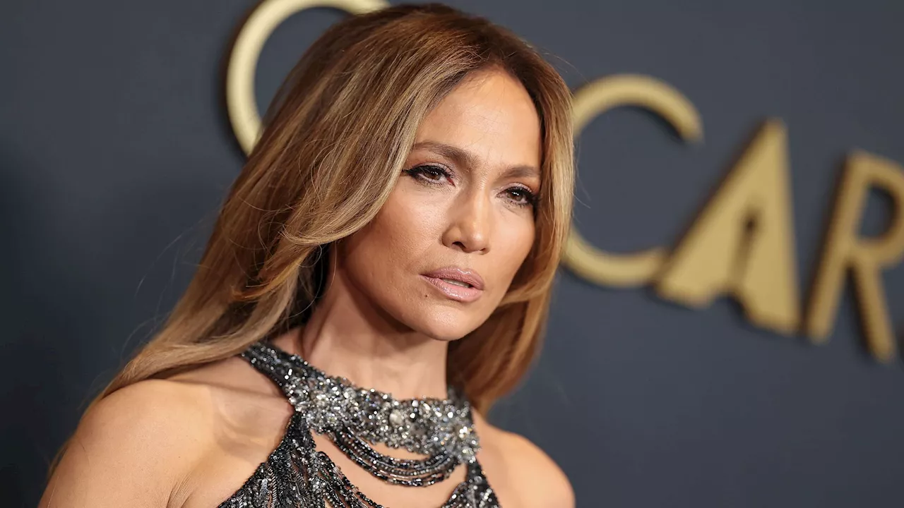 Jennifer Lopez dans une tenue très légère pour célébrer le Nouvel An à Aspen