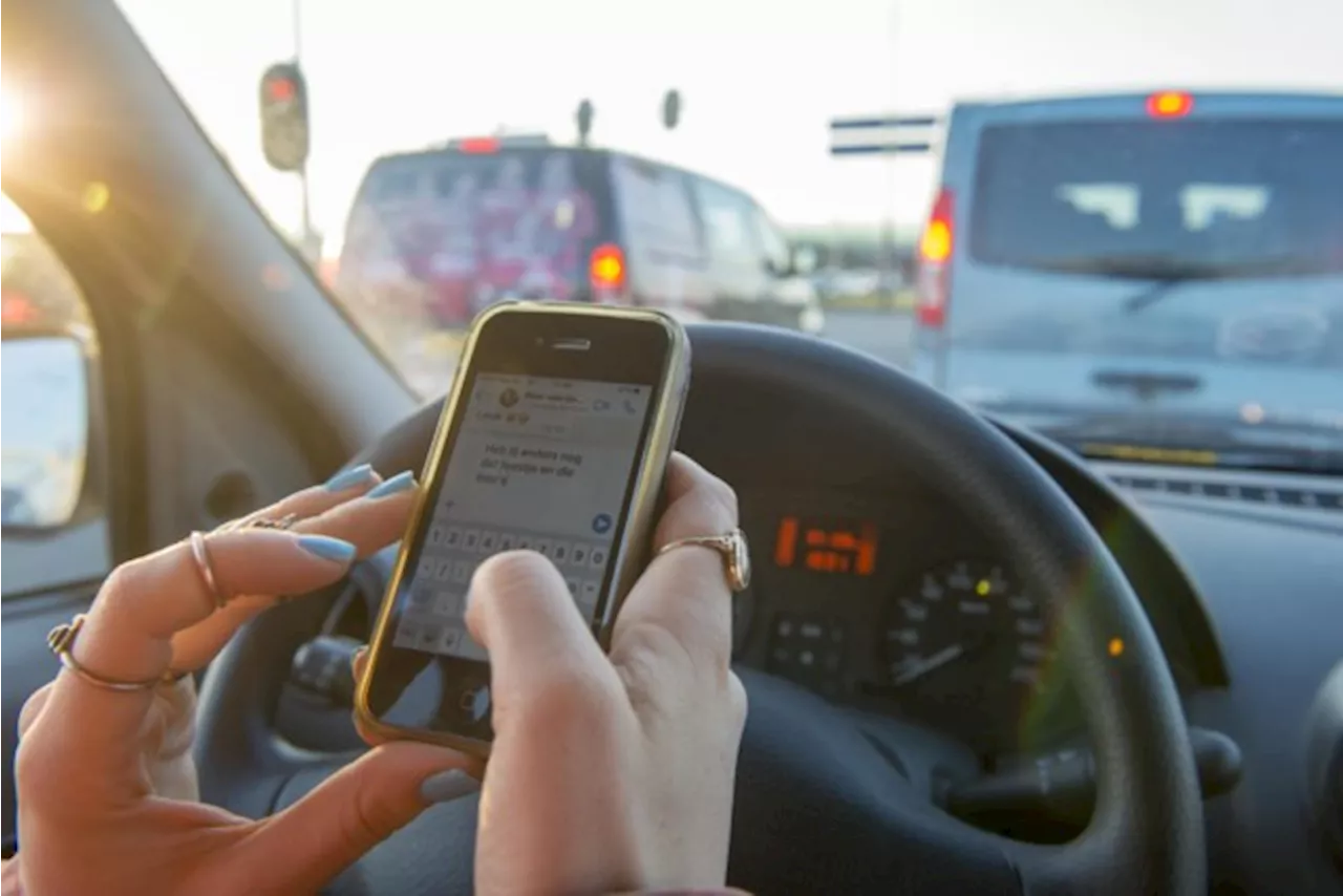 Antwerpse politie trekt rijbewijzen in voor gsm-gebruik achter het stuur: negen overtreders gevat op nieuwjaar