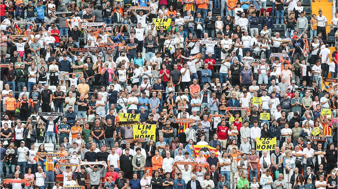 Cargas policiales en Mestalla antes del partido entre el Valencia CF y el Real Madrid