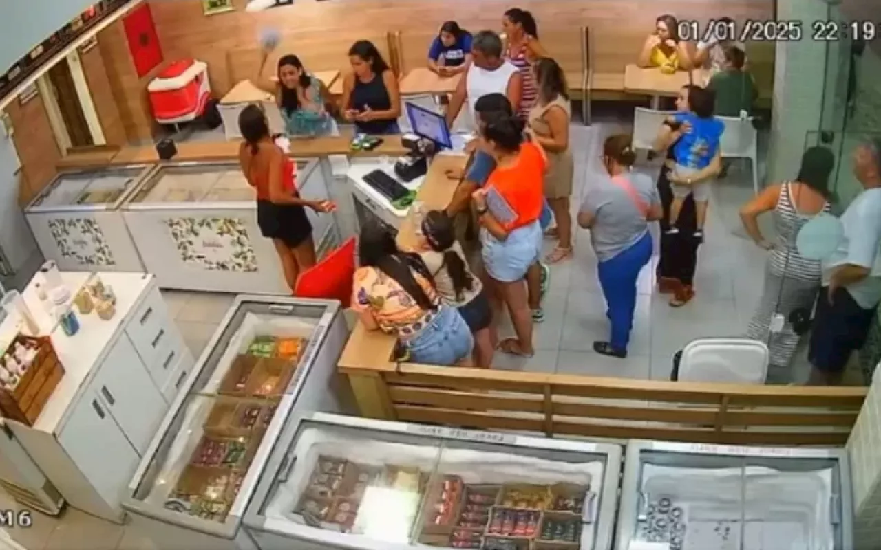 Mulher agride atendente de sorveteria em Cabo Frio com cardápio