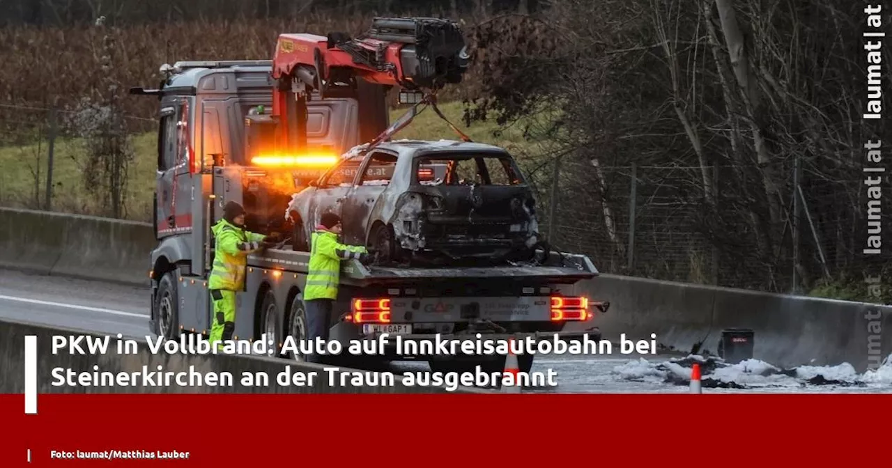 PKW in Vollbrand: Auto auf Innkreisautobahn bei Steinerkirchen an der Traun ausgebrannt