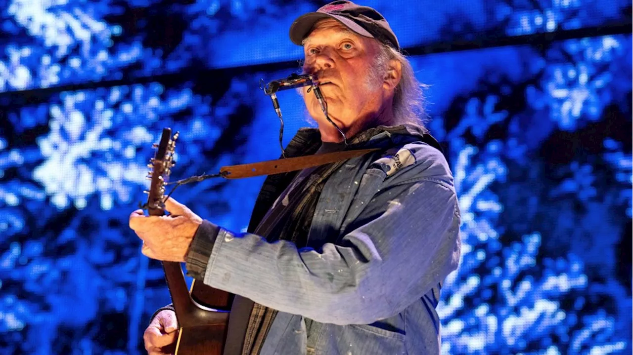 Neil Young jouera finalement au festival de Glastonbury, l’artiste pointe une « erreur »