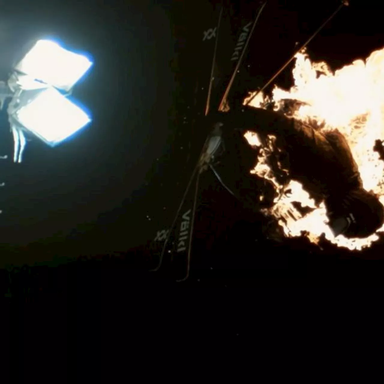 Les images spectaculaires de Kevin Rolland qui signe un run dans une combinaison en feu