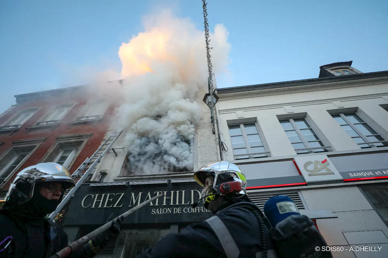 Spectaculaire incendie dans ce centre-ville de l'Oise : un habitant échappe au feu en se réfugiant sur le toit