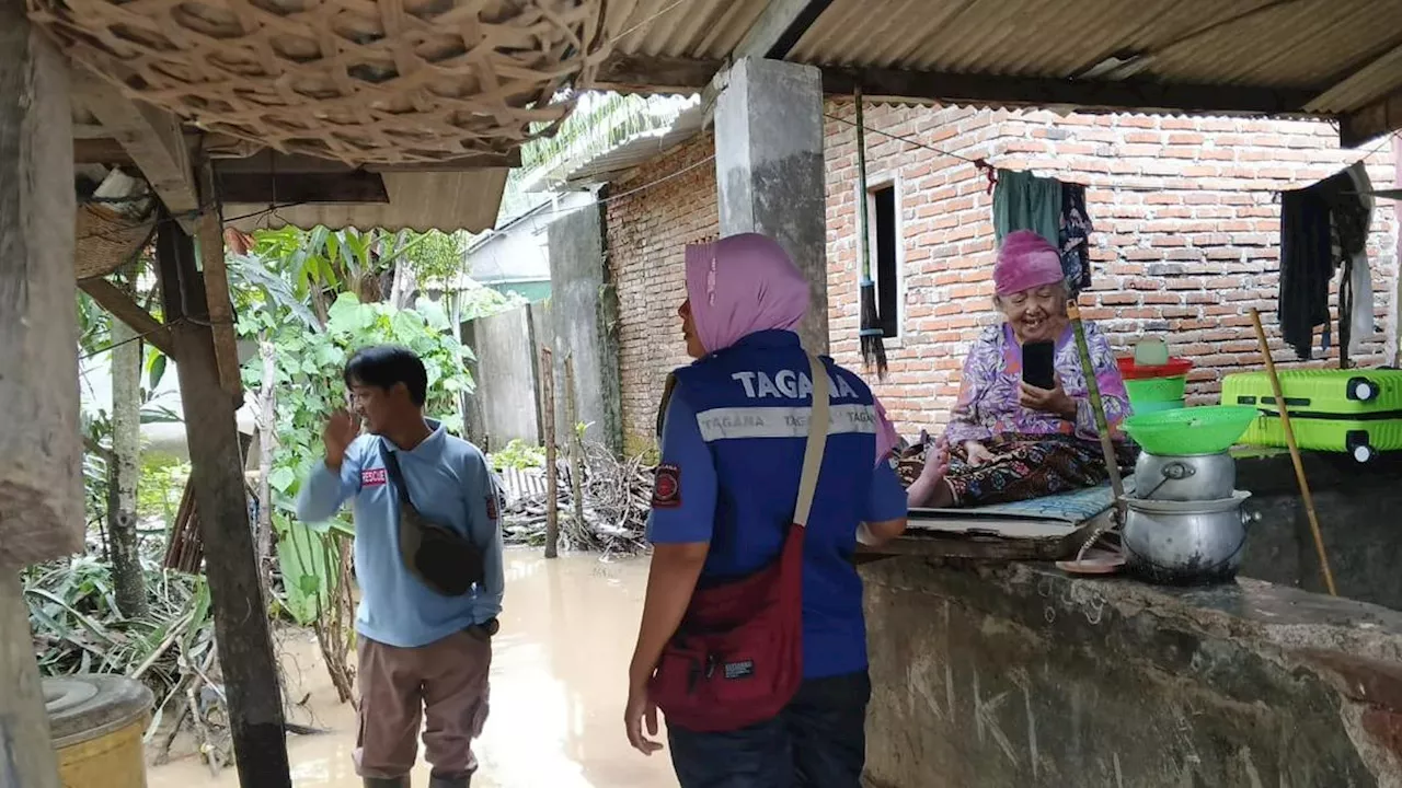 Kemensos Berikan Bantuan Banjir di Lombok Barat