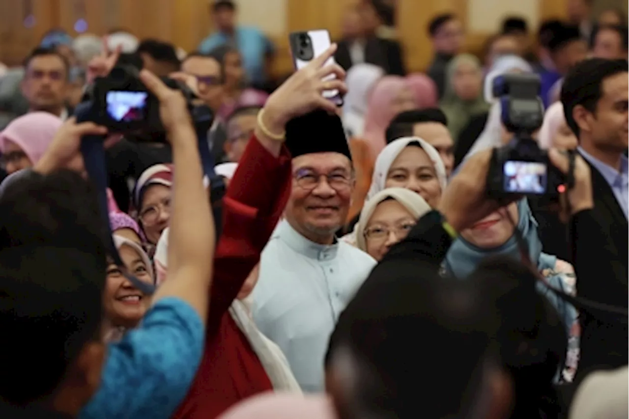 Anwar Ibrahim's 2025 Priorities: Better Wages, Poverty Alleviation, and Flood Mitigation