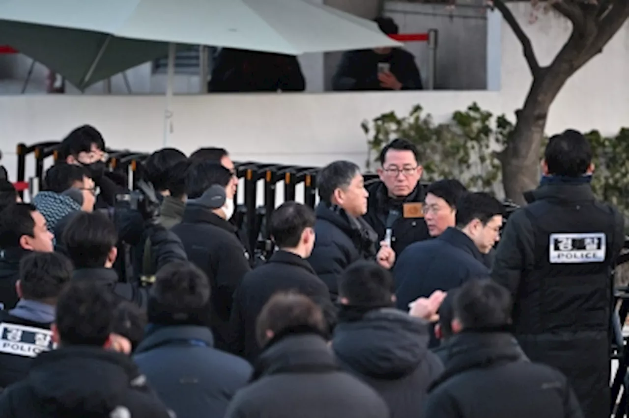 South Korean Investigators Attempt to Detain Impeached President Yoon