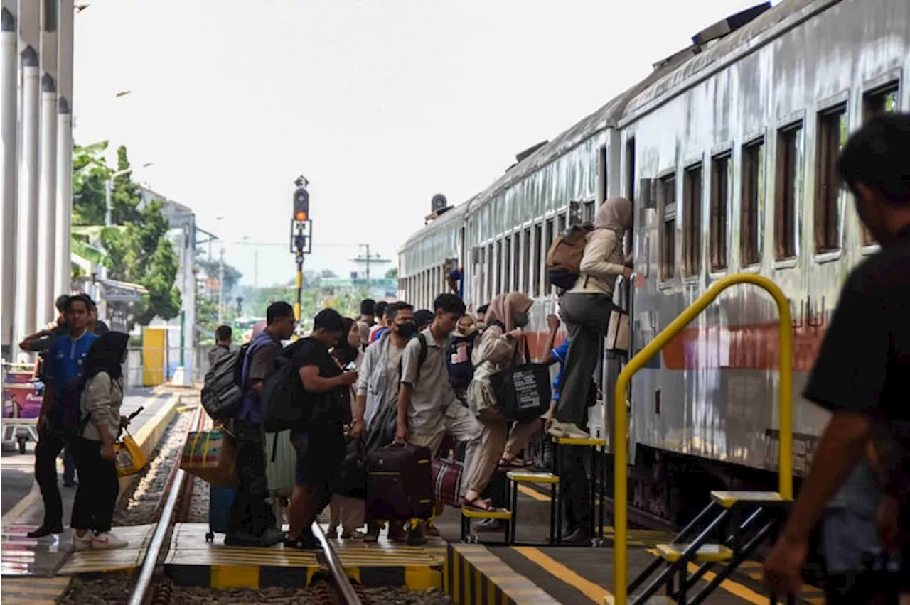 Penumpang Kereta Api Meriah Saat Arus Balik