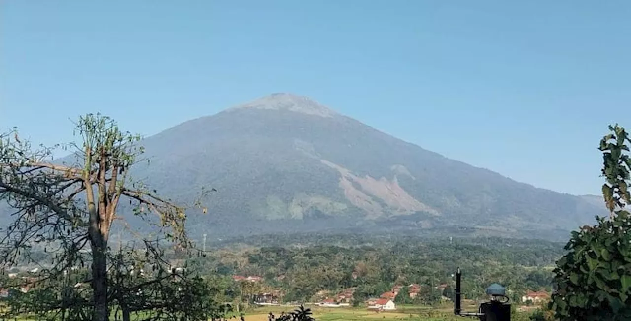 Penurunan Pendakian Gunung Ciremai di Libur Nataru 2025