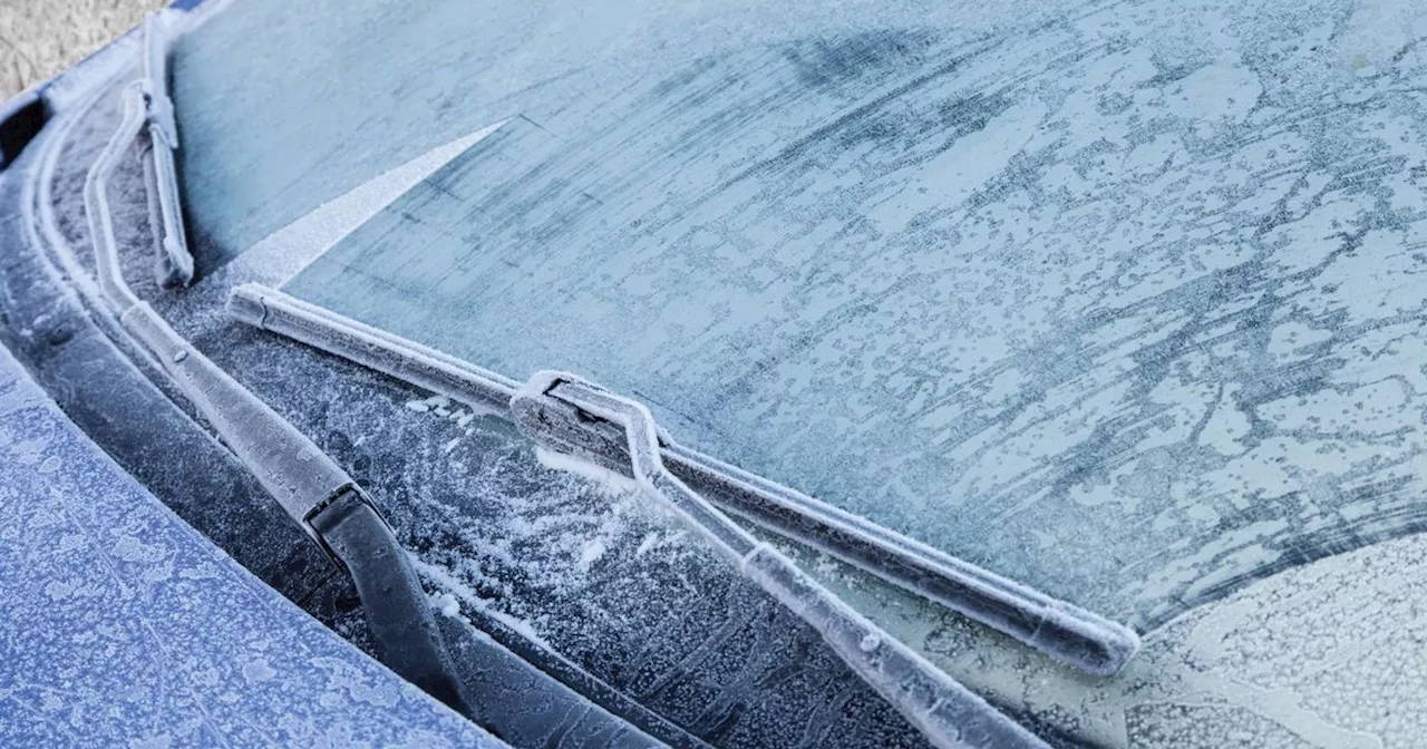 Simple Trick Defrosts Windscreen From Inside Your Car