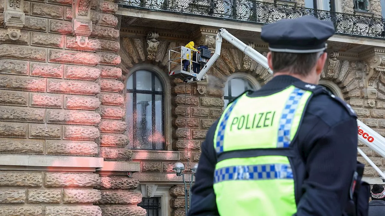 Prozess gegen Aktivisten der Letzten Generation wegen Farbattacke auf Hamburger Rathaus