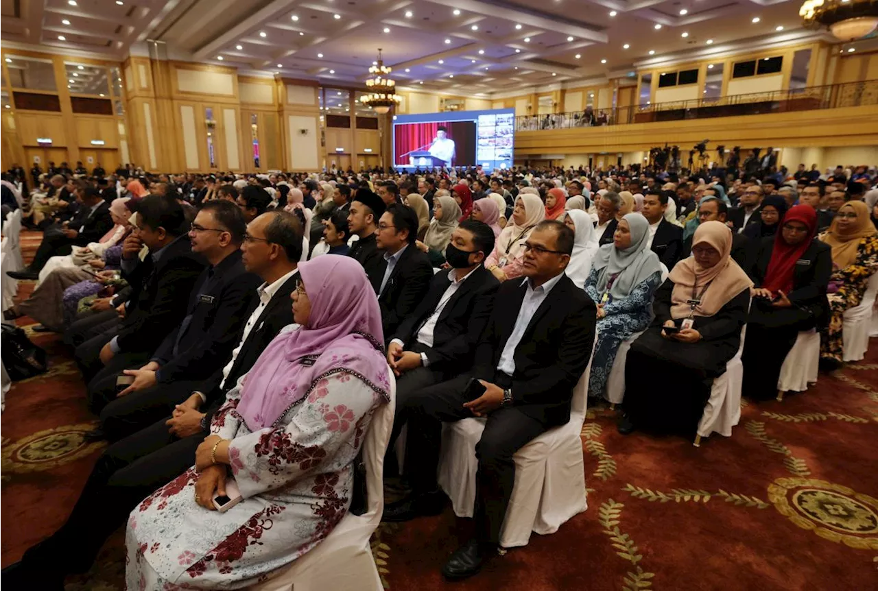 Anwar Ibrahim Calls for Continuous Improvement in Malaysian Civil Service