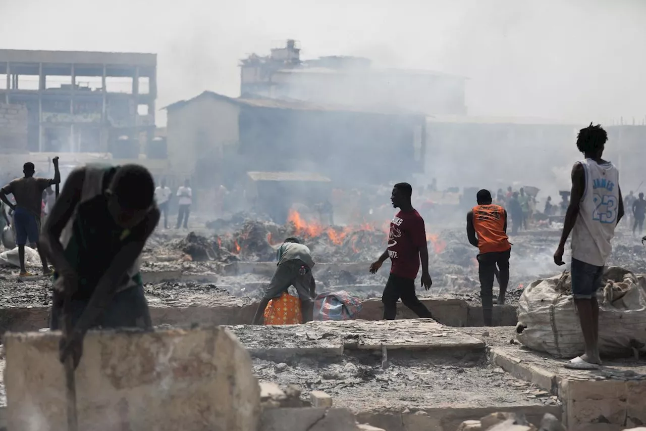 Incendie Ravage Principal Marché de Vêtements de Seconde Main au Ghana