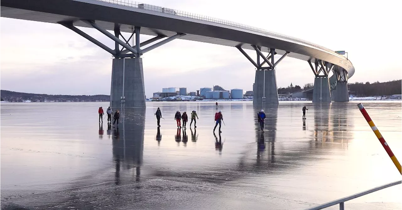 Spegelblank is lockade skridskoåkare under Sundsvallsbron
