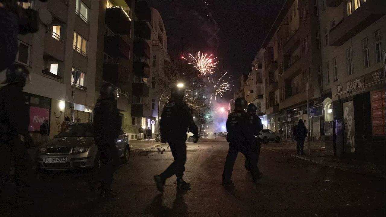 Berliner Polizei bittet um Hinweise nach Silvester-Straftaten