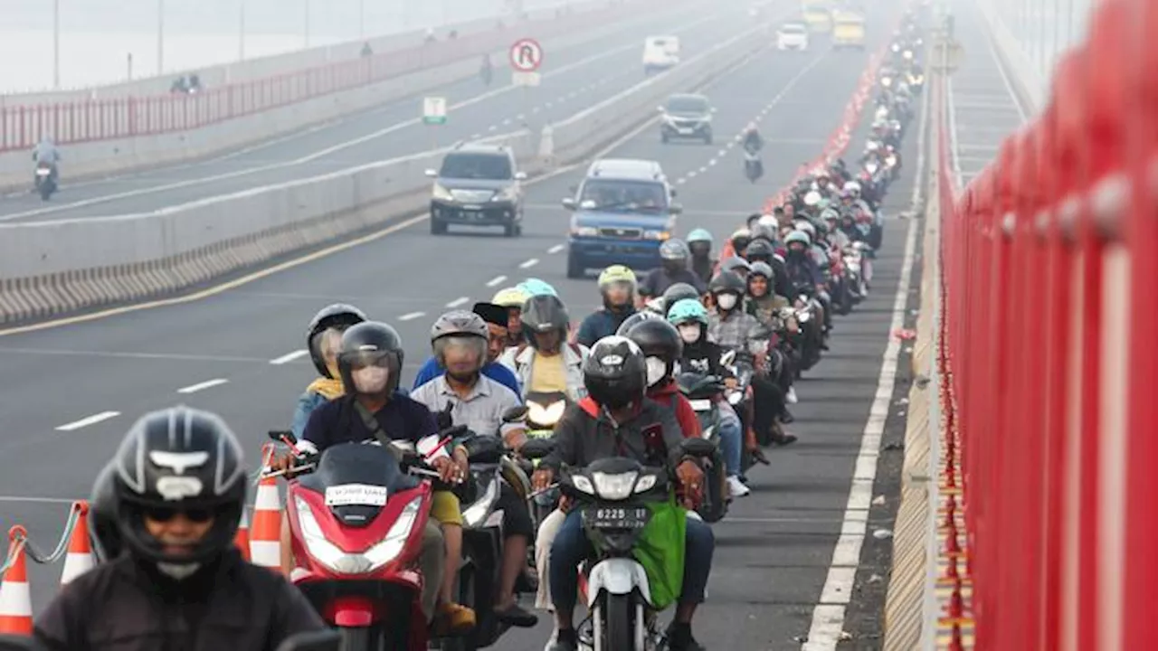 Angin Kencang Mencegah Kendaraan di Suramadu