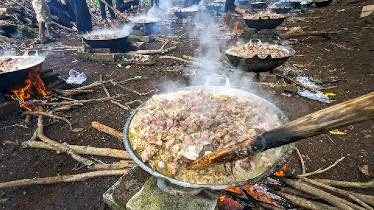 Warga Rayakan Tradisi Nyadran Desa dengan Memasak Daging Kambing