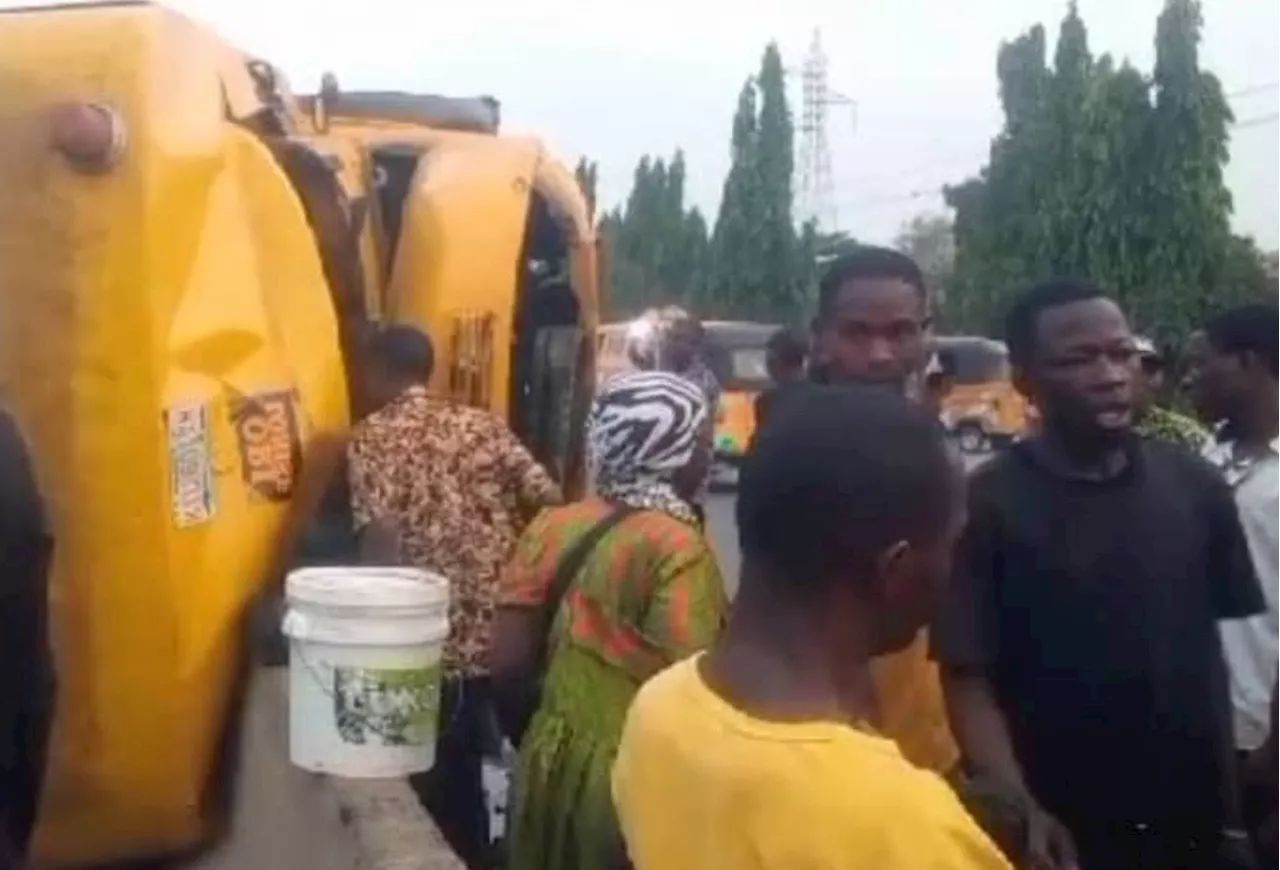 Molue Bus Crash Injures Eight in Lagos