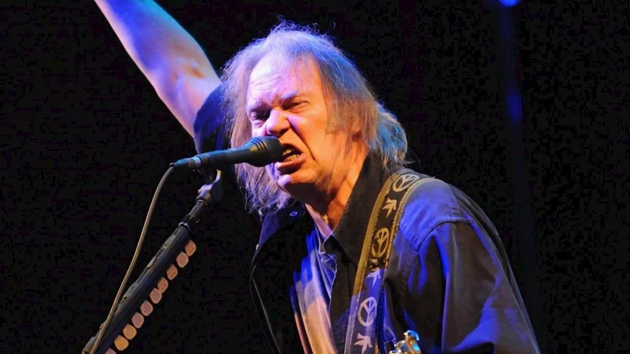 Neil Young Backtracks, Confirms Glastonbury Performance