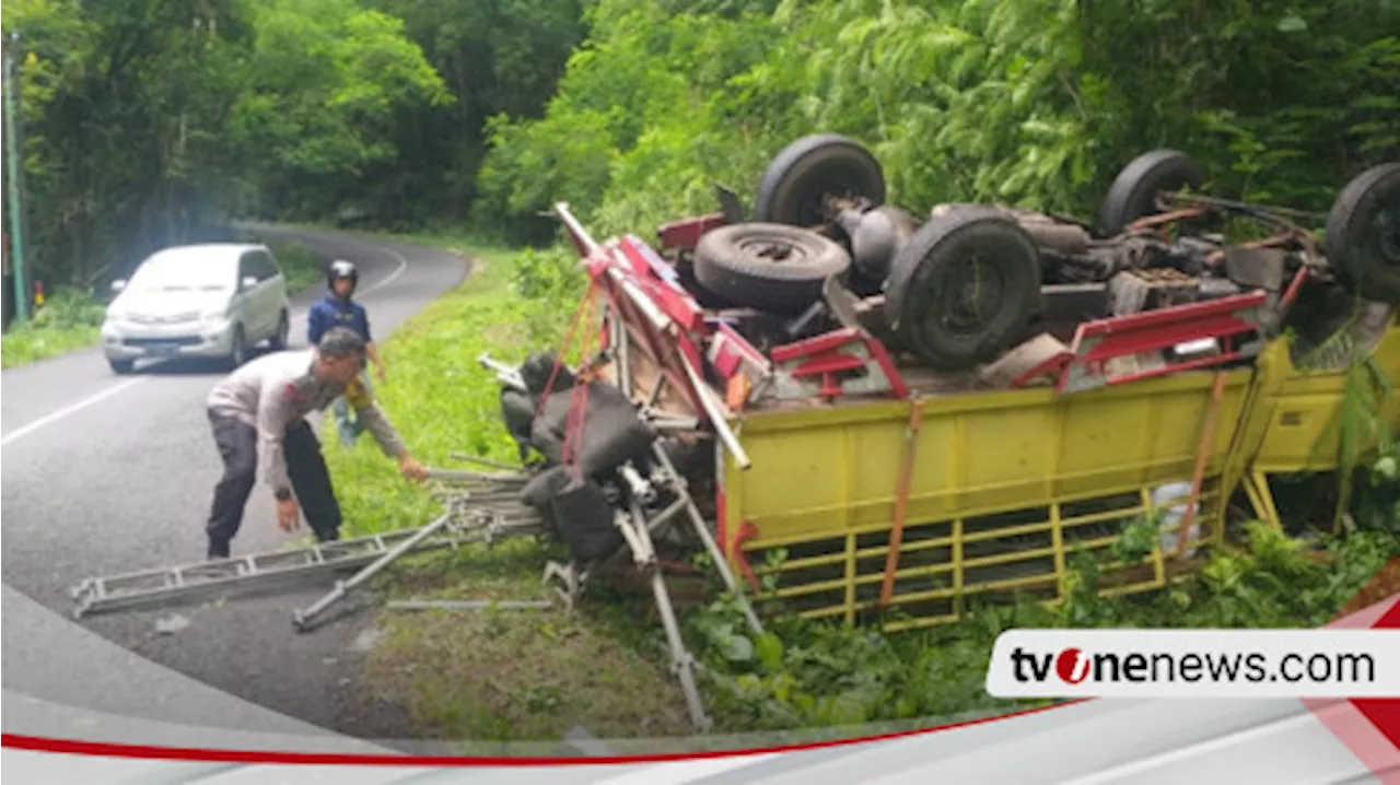 Truk Colt Bermuatan Rangka Tenda Terguling di Jalan Kaliurang