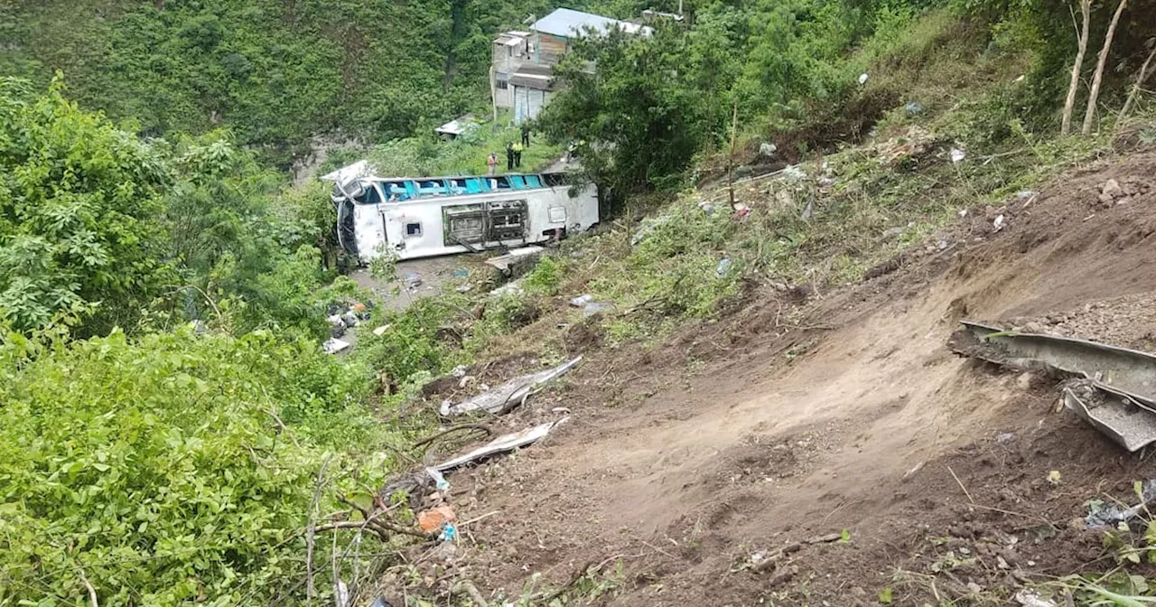 Bus con 40 pasajeros cae a un abismo en Pasto-Ipiales; 11 muertos y 25 heridos