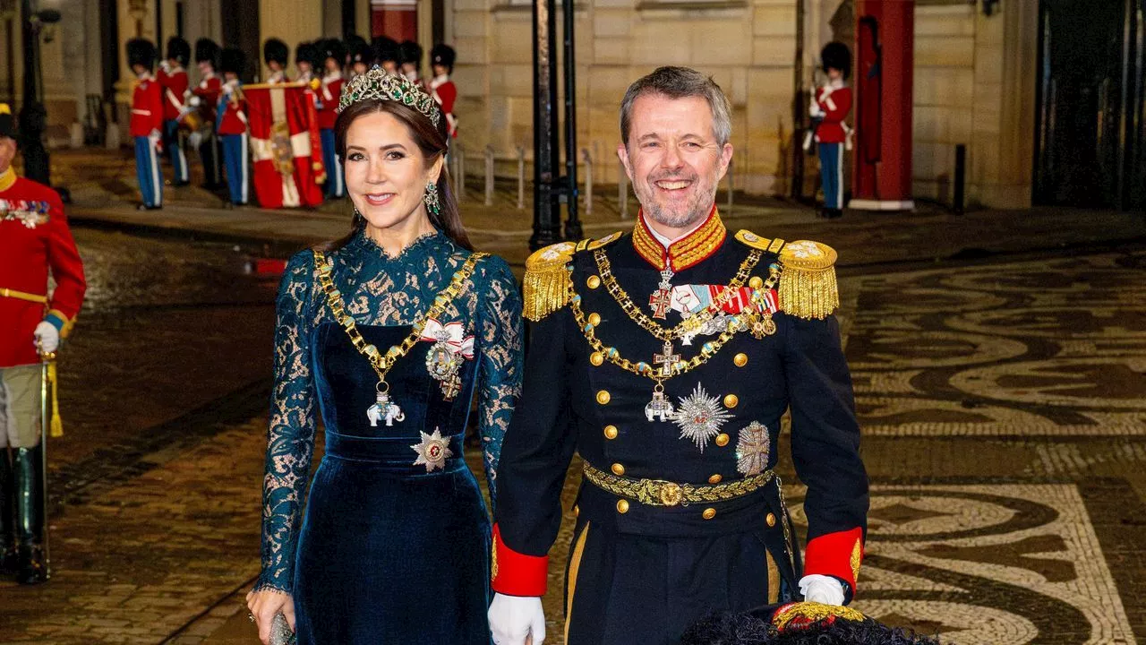 De la tiara de Margarita como reina madre, al debut de Christian: los reyes Federico y Mary de Dinamarca presiden su primera gala de Año Nuevo