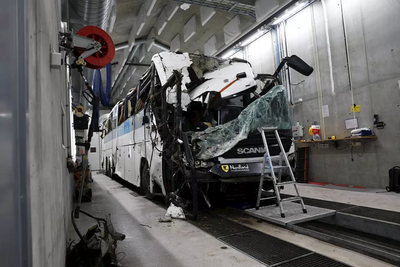 Tre omkom i bussulykke på E10