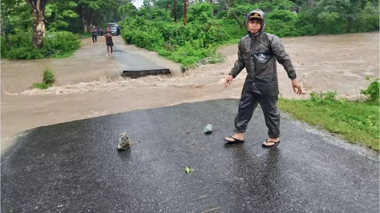 Banjir Putus Akses Jalan di Sekongkang, Sumbawa Barat