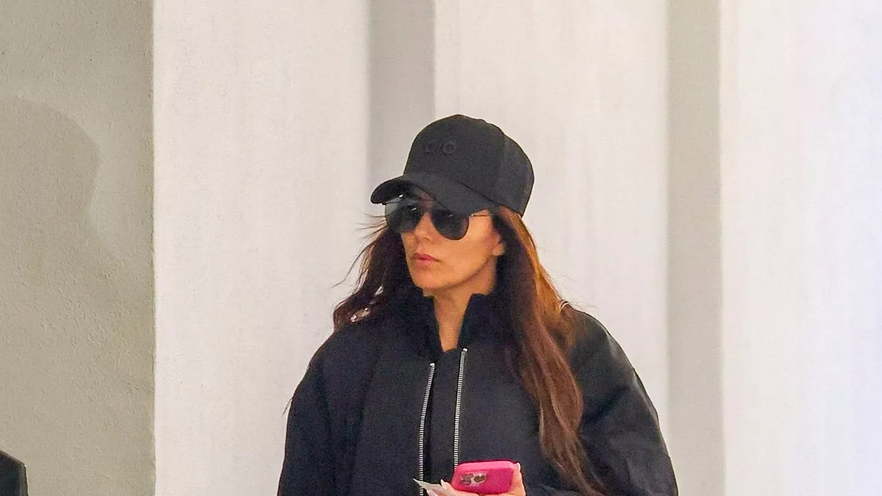 Eva Longoria sabe que unos leggings y tenis con calcetas nunca son una mala idea