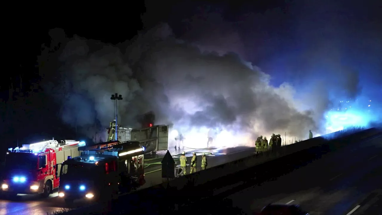 LKW mit Schrott brennt auf der A46