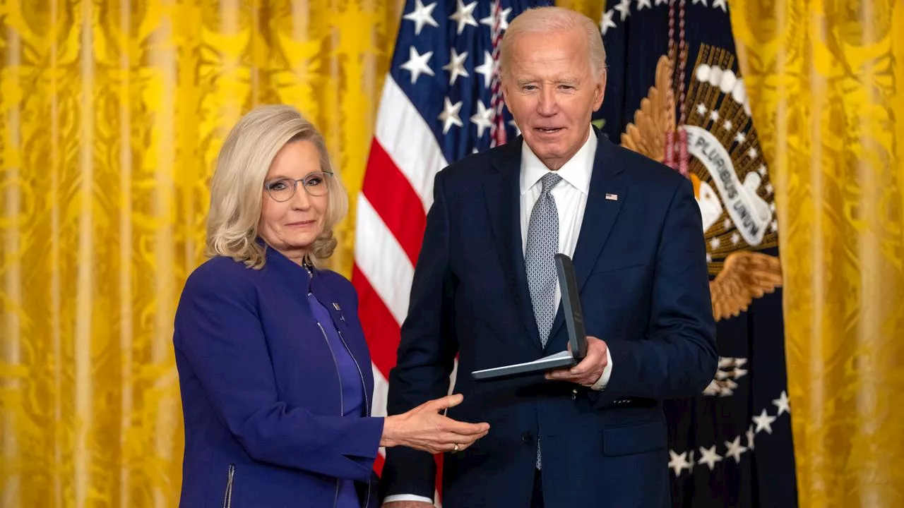 Auszeichung für Trump-Kritikerin: Biden ehrt Liz Cheney