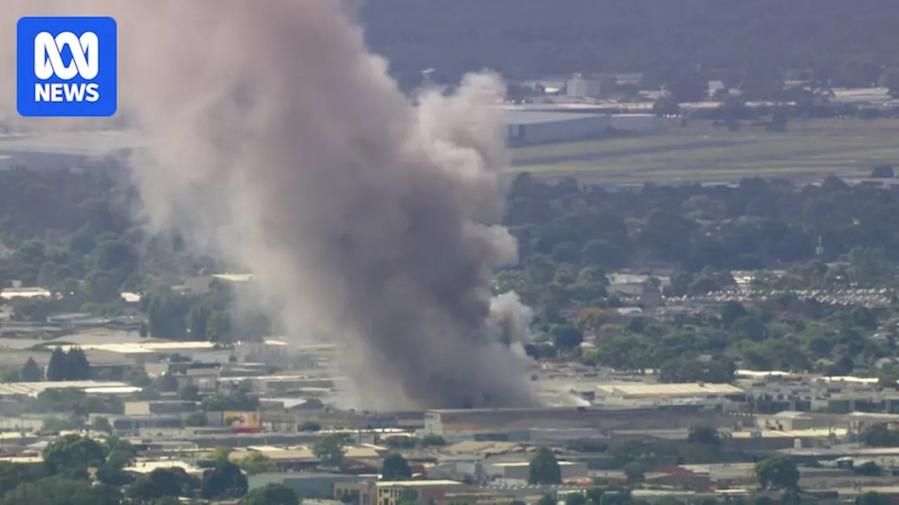 Melbourne factory fire fuelled by lithium-ion batteries sends smoke over Cheltenham and Moorabbin