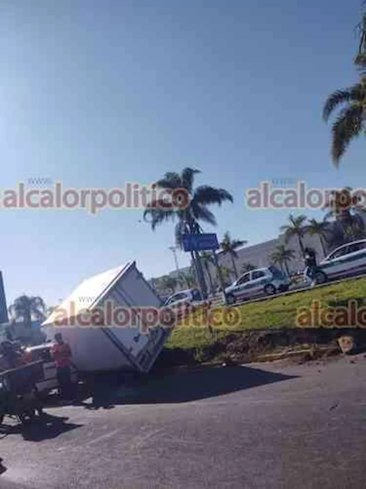 Camioneta sin control choca y causa caos vial en avenida Lázaro Cárdenas, en Xalapa