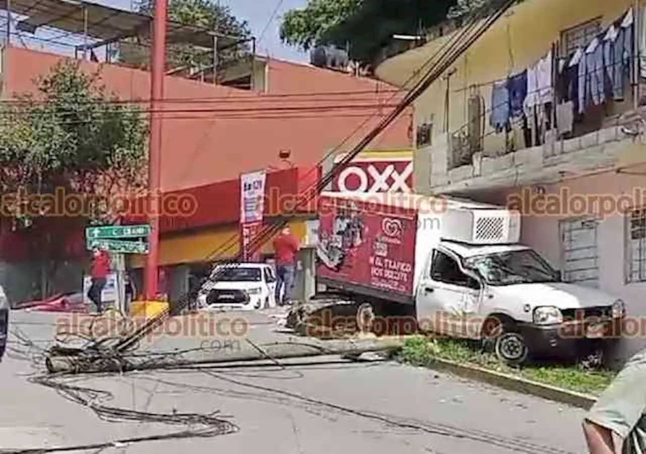 Camioneta tiró poste y se fue contra casa, en la colonia 10 de Abril, en Xalapa