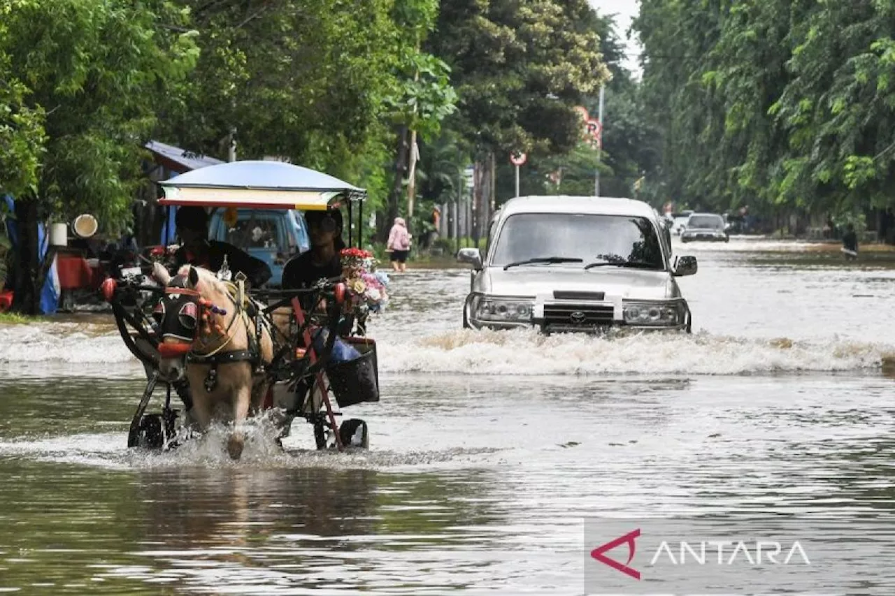 Hujan Ekstrem Picu Banjir Menggenangi Tiga Kota di Jakarta