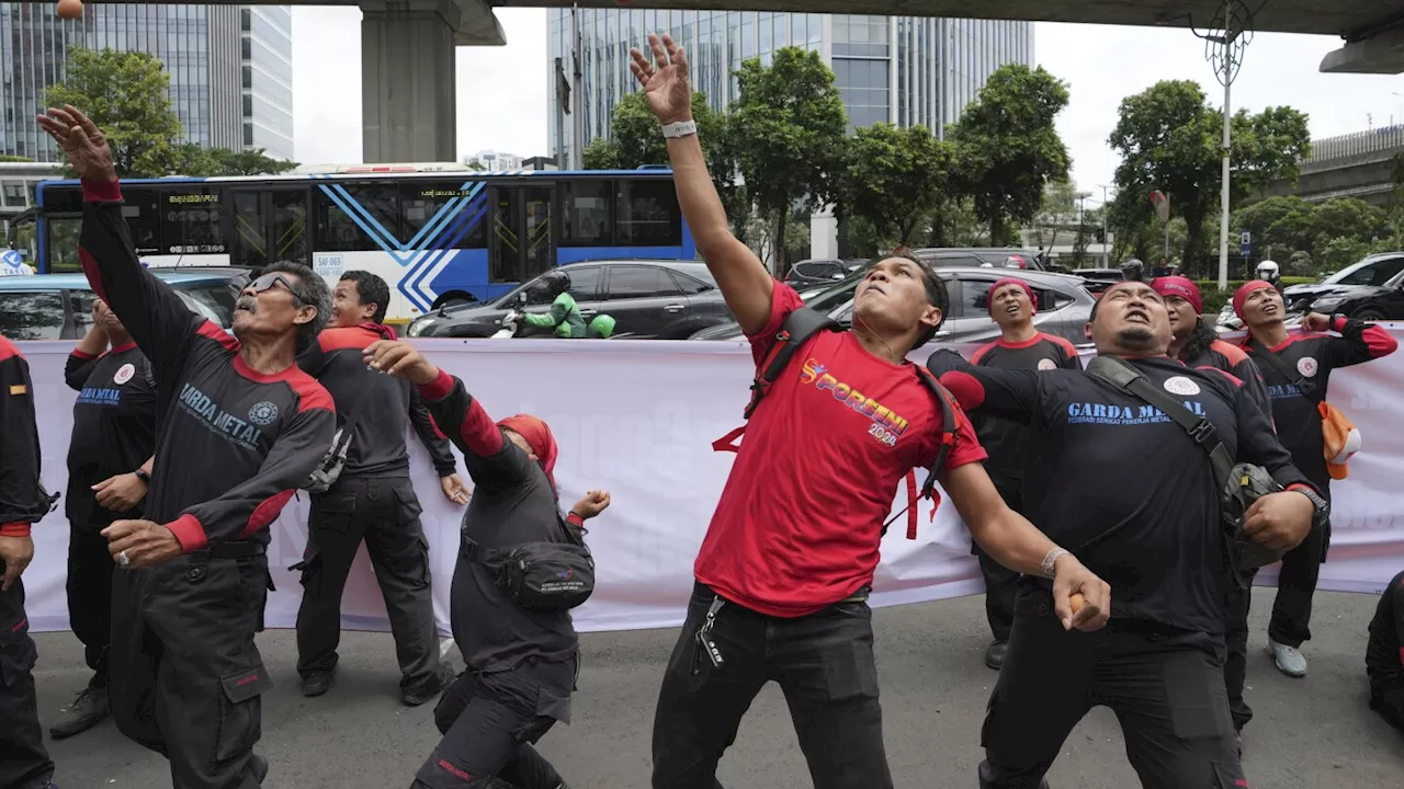 Protesters pelt Malaysian embassy with eggs over Indonesian migrant worker shooting