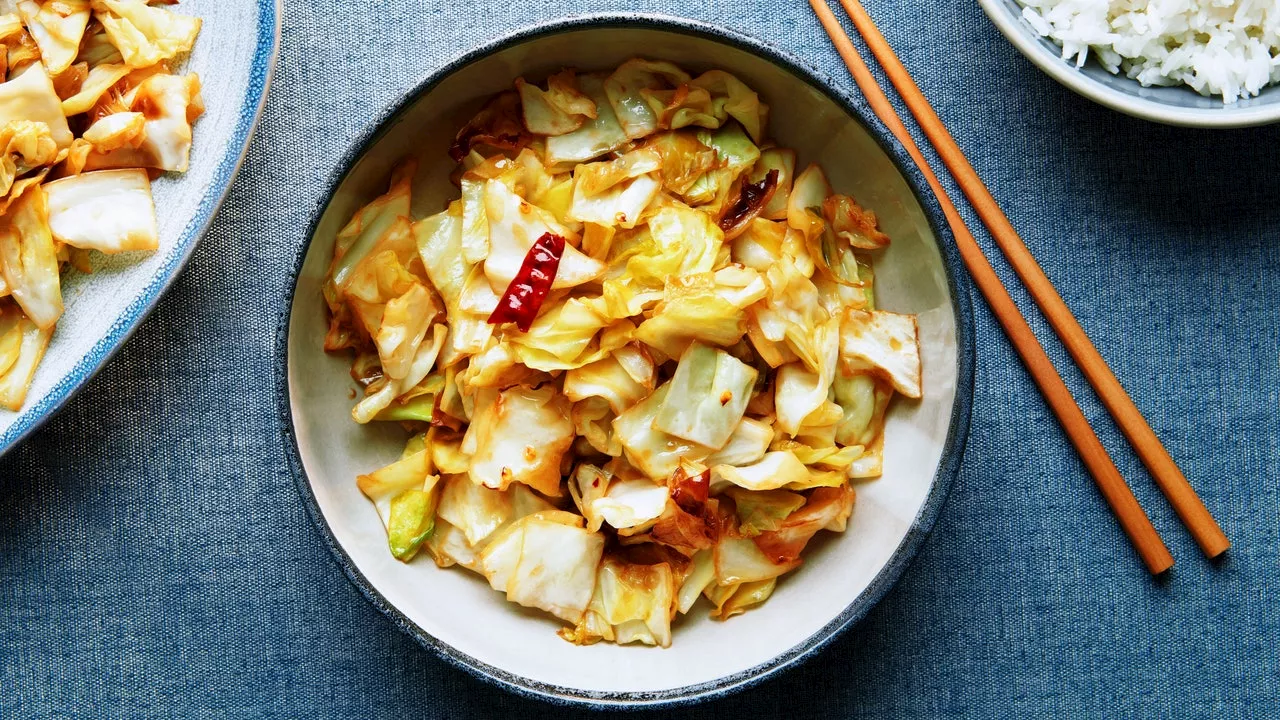 Quick and Easy Cabbage Stir-Fry: A Chinese Home Cooking Classic