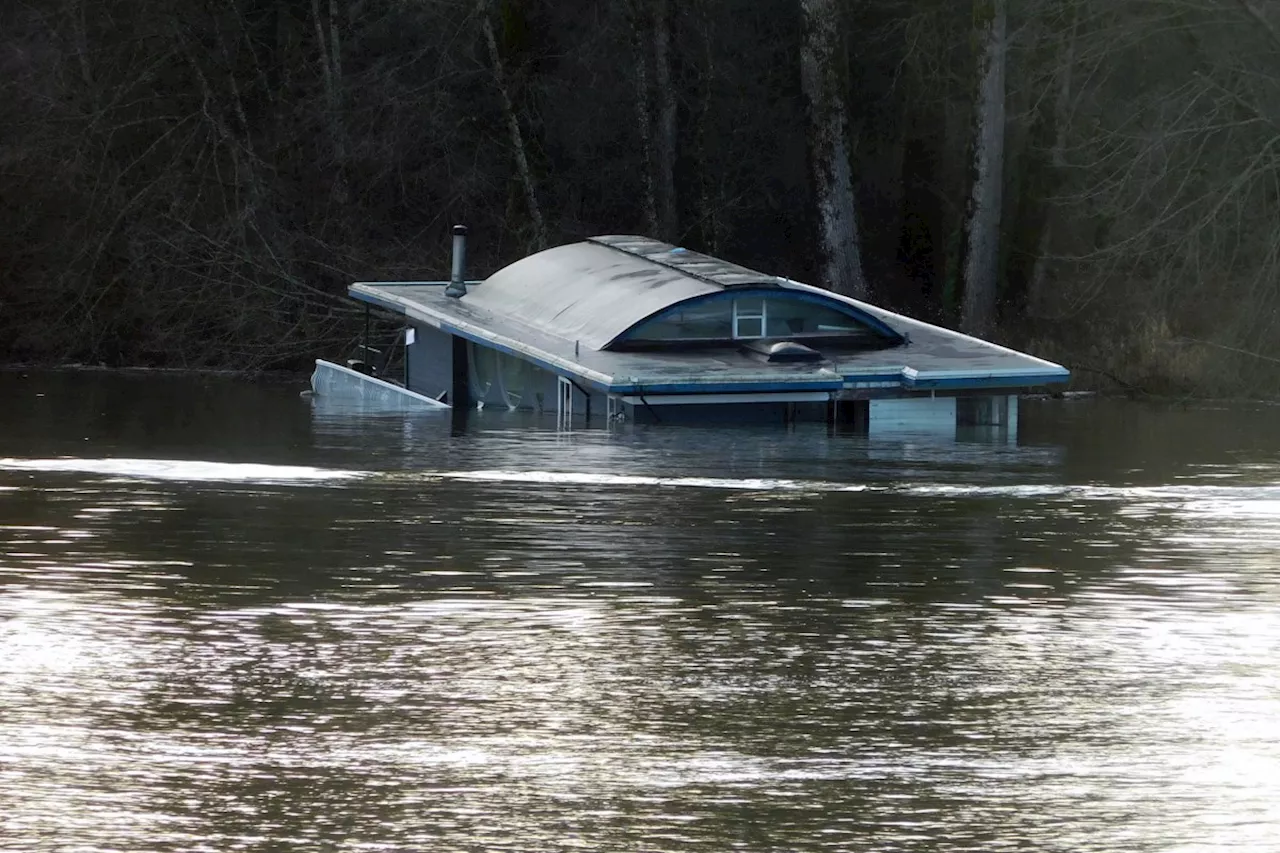 Half-Sunken Float Home in Fraser River Sparks Government Response