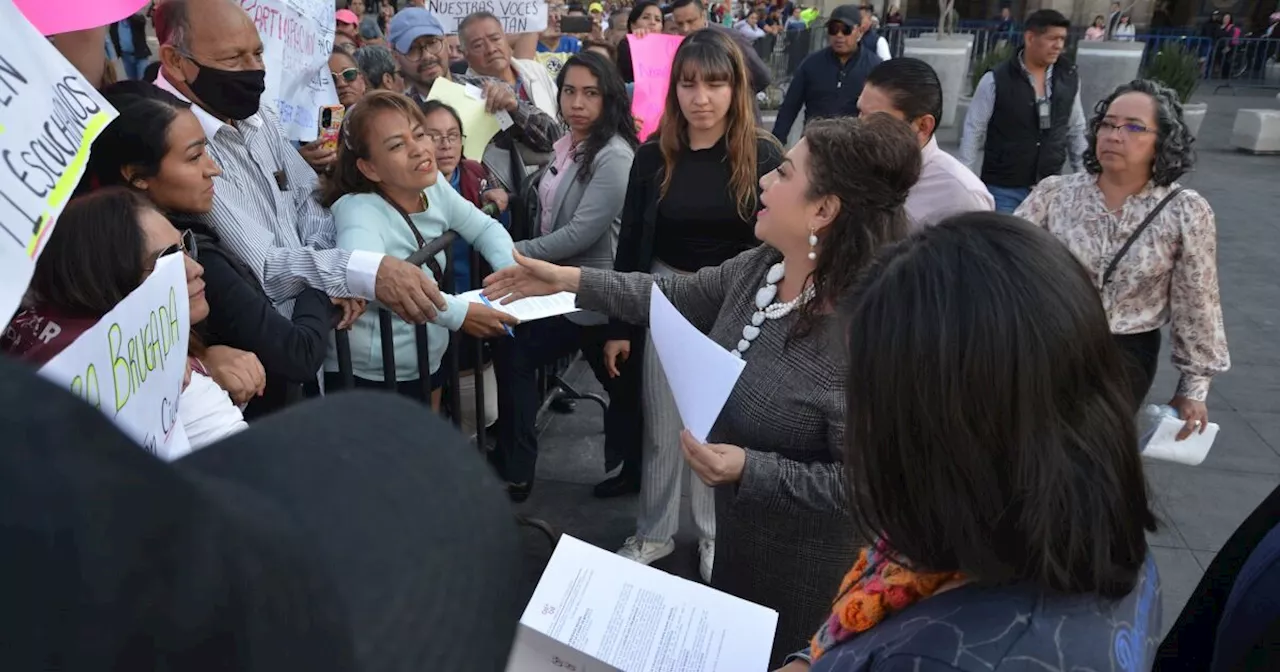 Ciudadanos esperan en Zócalo de Gobierno Ciudadano para reunirse con la jefa de Gobierno