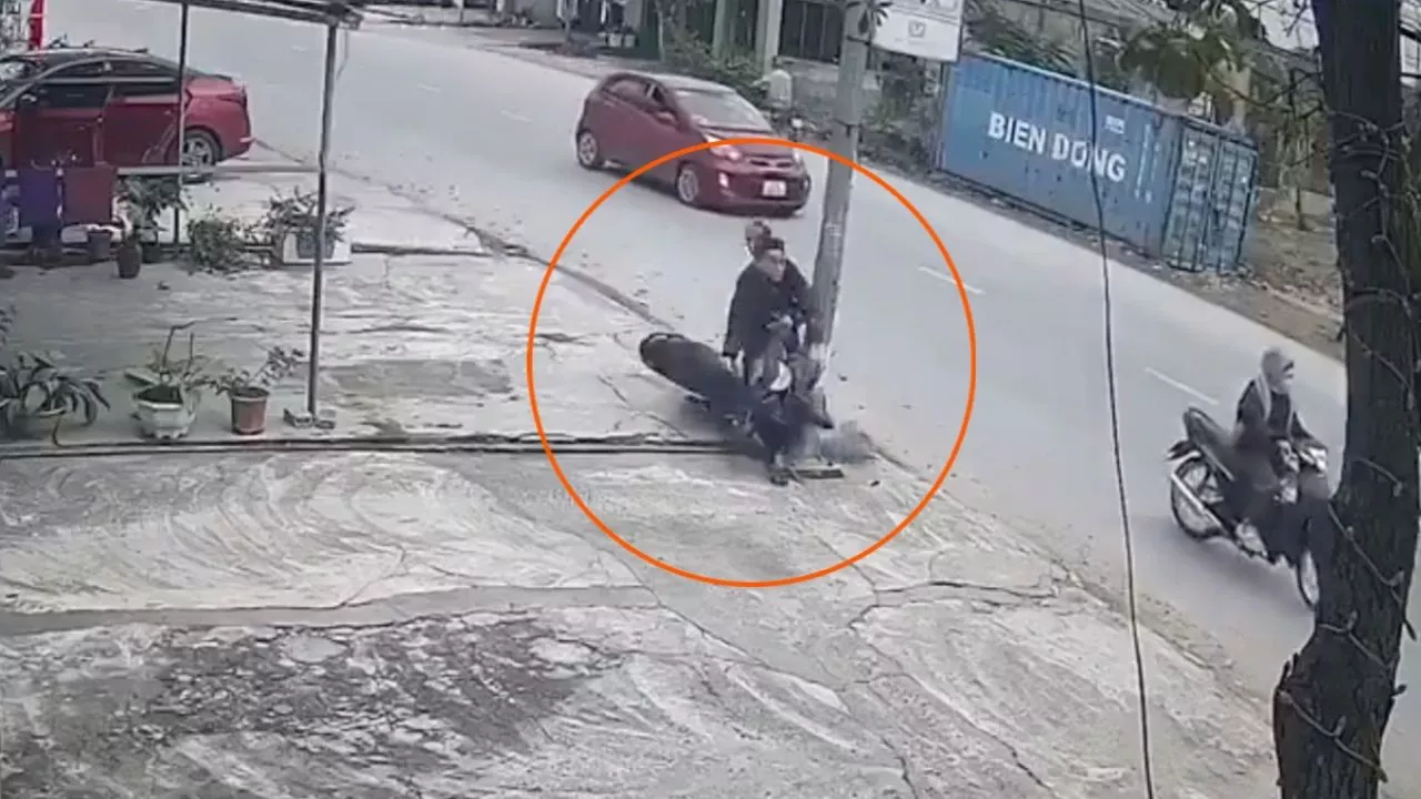 Motociclista muere al estrellarse contra un poste tras rebasar por la derecha a alta velocidad en Vietnam