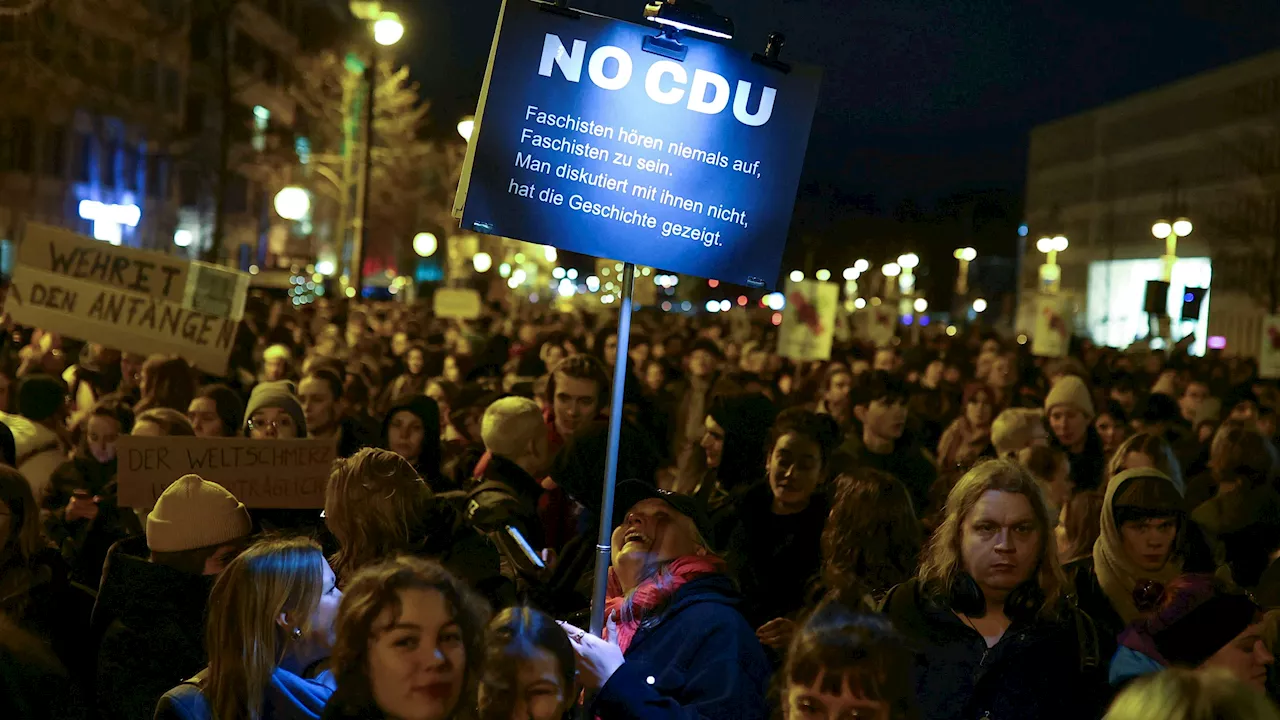 Tausende Protestieren gegen AfD-Kooperation in der Union