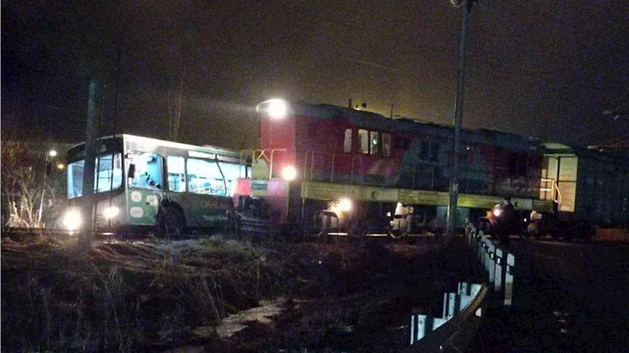 Столкновение локомотива и автобуса на переезде в Московской области